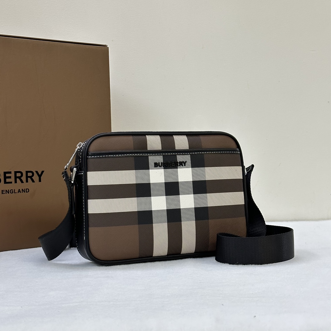 A mochila compacta Muswell da Burberry é decorada com o xadrez da Burberry e acabamentos em pele lisa embelezados com o logótipo da marca e concebida com alças ajustáveis25 x 5 x 18 cm alças ajustáveis. 1 bolso exterior com fecho magnético; 1 bolso interior. Fecho de correr. Rebordos pintados à mão. Ferragens em metal brilhante. Logótipo Burberry monogramado p900 na frente.