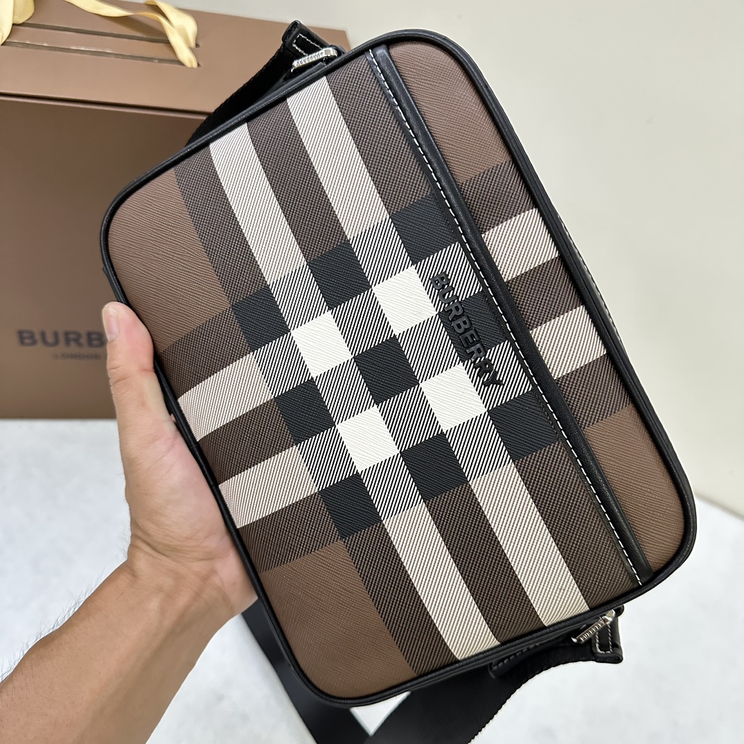 A mochila compacta Muswell da Burberry é decorada com o xadrez da Burberry e acabamentos em pele lisa embelezados com o logótipo da marca e concebida com alças ajustáveis25 x 5 x 18 cm alças ajustáveis. 1 bolso exterior com fecho magnético; 1 bolso interior. Fecho de correr. Rebordos pintados à mão. Ferragens em metal brilhante. Logótipo Burberry monogramado p900 na frente.