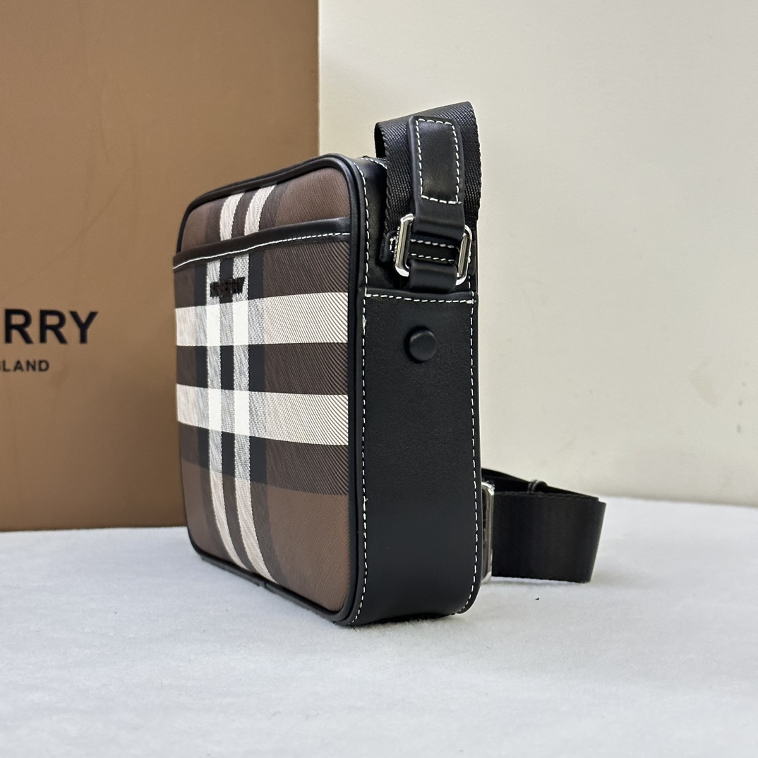 A mochila compacta Muswell da Burberry é decorada com o xadrez da Burberry e acabamentos em pele lisa embelezados com o logótipo da marca e concebida com alças ajustáveis25 x 5 x 18 cm alças ajustáveis. 1 bolso exterior com fecho magnético; 1 bolso interior. Fecho de correr. Rebordos pintados à mão. Ferragens em metal brilhante. Logótipo Burberry monogramado p900 na frente.