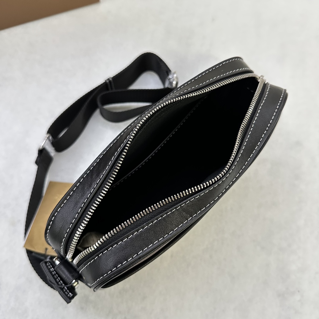 A mochila compacta Muswell da Burberry é decorada com o xadrez da Burberry e acabamentos em pele lisa embelezados com o logótipo da marca e concebida com alças ajustáveis25 x 5 x 18 cm alças ajustáveis. 1 bolso exterior com fecho magnético; 1 bolso interior. Fecho de correr. Rebordos pintados à mão. Ferragens em metal brilhante. Logótipo Burberry monogramado p900 na frente.