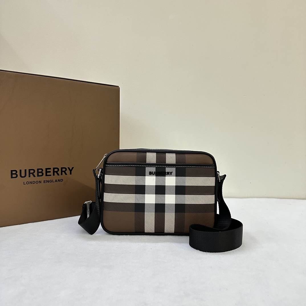 博柏利精巧的Muswell 斜背包装饰 Burberry 格纹和光滑皮革边饰点缀品牌徽标设计搭配可调式网纹背带25 x 5 x 18cm可调式斜背带.1个磁扣开合外插袋；1个内插袋.拉链开合.手绘涂漆边缘.光泽金属配件.正面饰有 Burberry 立体字母徽标 p900-高仿包包