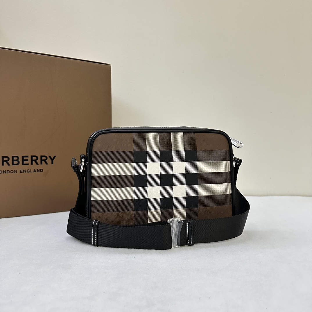 A mochila compacta Muswell da Burberry é decorada com o xadrez da Burberry e acabamentos em pele lisa embelezados com o logótipo da marca e concebida com alças ajustáveis25 x 5 x 18 cm alças ajustáveis. 1 bolso exterior com fecho magnético; 1 bolso interior. Fecho de correr. Rebordos pintados à mão. Ferragens em metal brilhante. Logótipo Burberry monogramado p900 na frente.