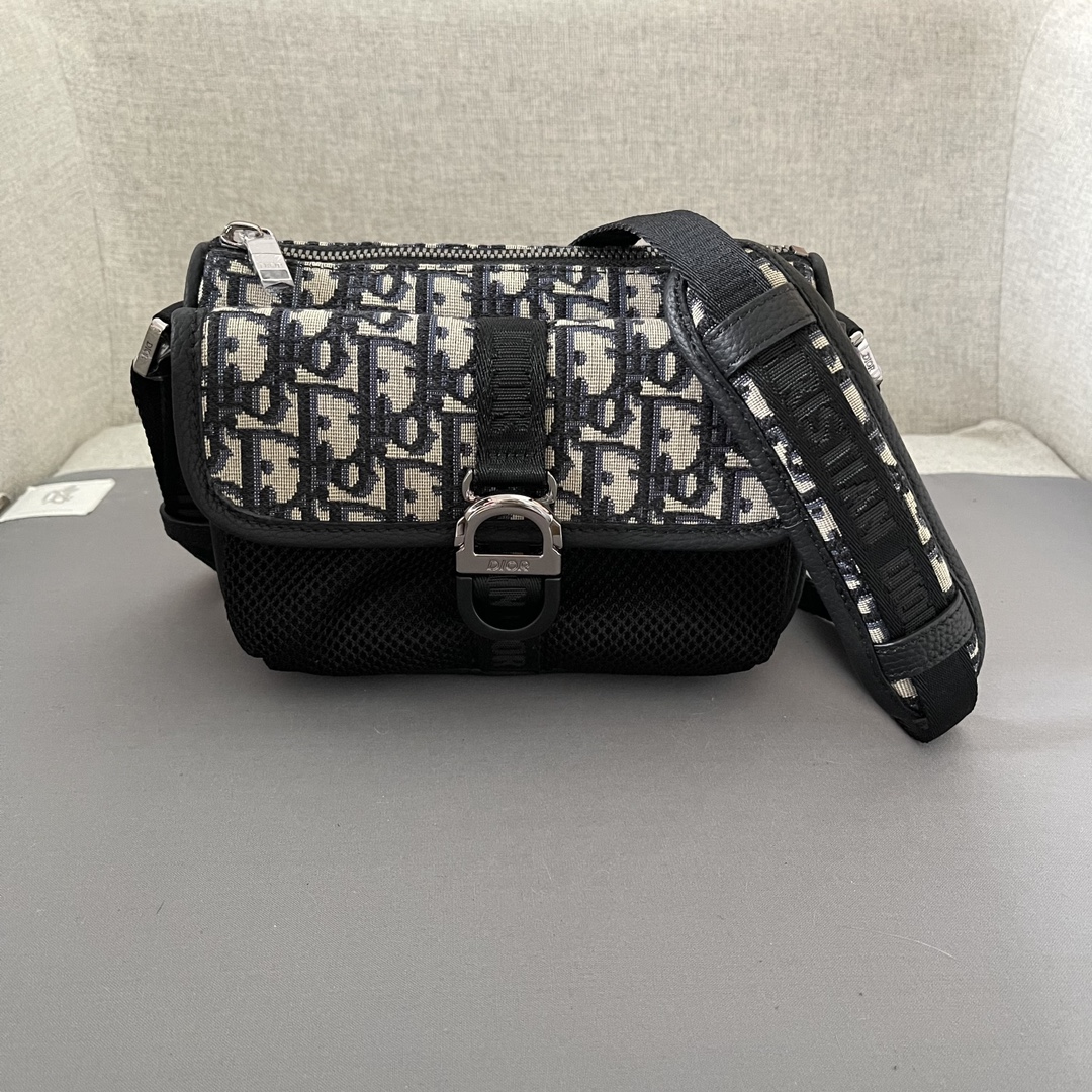 Novedad de la colección Otoño 2023 para hombre, el bolso de mano Dior 8 con bandolera es un diseño distintivo con un atractivo moderno y una estética minimalista realizado en tejido estampado oblicuo negro con un diseño rígido y compartimentos con cremallera para guardar los objetos de uso diario. La solapa delantera con cierre Dior 8 tiene un bolsillo de tejido de malla Estilo miniatura con Christian Dior ajustable Correa con logotipo Christian Dior ajustable para llevarla al hombro o cruzadaEstampado oblicuo beige y negroLogotipo Dior en relieve en el interiorCierre con cremallera y hebilla Dior 8Bandolera ajustable de nylon jacquard con logotipo Christian DiorCompartimento superior con cremalleraBolsillo delantero de tejido de mallaIncluyeModelo 6016 tejido negroBolsa guardapolvoTamaño: 18.5 X 13 X 4191701040