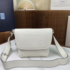 P1420 Prada bolsa de mensajero blanco 2VD056 Esta bolsa de mensajero de cuero de vaca granulada interpretación de la silueta estructurada exquisita frente efecto estéreo 3D del nuevo lado del logotipo del triángulo clásico logotipo del esmalte cierre de la solapa superior en ambos lados de los bolsillos íntimos correa de hombro ajustable de cuero completo es poner de relieve el temperamento único de la marea versátil casual y con estilo los hombres deben tener tamaño: 22 * 22 * 12cm -Altos bolsos de imitación