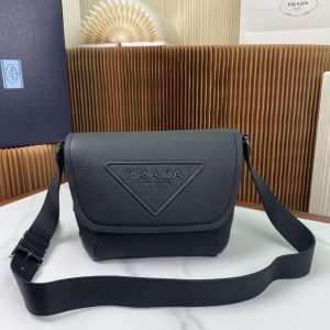 P1420 Prada 黑色邮差包2VD056
这款粒面牛皮邮差包演绎精美的结构式廓形
正面3D立体效果全新三角形徽标
侧面经典三角搪瓷徽标
顶部翻盖开合两侧贴心口袋
可调式全皮肩带
更是凸显独特气质百搭休闲
时尚潮男必备
size：22*22*12cm-高仿包包