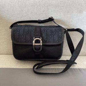 Novedad de la colección Otoño 2023 para hombre, el bolso de mano Dior 8 con bandolera es un diseño distintivo con un atractivo moderno y una estética minimalista realizado en tejido estampado oblicuo negro con un diseño rígido y compartimentos con cremallera para guardar los objetos de uso diario. La solapa delantera con cierre Dior 8 tiene un bolsillo de tejido de malla Estilo miniatura con Christian Dior ajustable Correa con logotipo Christian Dior ajustable para llevarla al hombro o cruzadaEstampado oblicuo beige y negroLogotipo Dior en relieve en el interiorCierre con cremallera y hebilla Dior 8Bandolera ajustable de nylon jacquard con logotipo Christian DiorCompartimento superior con cremalleraBolsillo delantero de tejido de mallaIncluyeModelo 6016 tejido negroBolsa guardapolvoTamaño: 18.5 X 13 X 4191701040