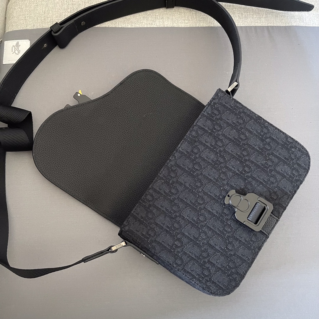 Esta bolsa mensageiro com sela é um design clássico com uma elegância refinada que eleva a coleção de sela com um estampado oblíquo preto numa aba de sela em pele de vaca preta granulada com o logótipo Christian Dior e uma fivela de alumínio com uma alça de ombro ajustável em pele que pode ser usada ao ombro ou ao longo do corpo Modelo n.º D8015 Preto Tecido Dimensões Estampado oblíquo bege e preto Pele de vaca granulada preta Interior com logótipo Dior em relevo Fecho da aba da alça de ombro em pele ajustável com uma fivela de alumínio decorada com o logótipo Christian Dior e as iniciais de CD Bolso de remendo lateral traseiro Fabricado em Itália 191701060 Interior em pele com logótipo Dior em relevoAlça de ombro ajustável em pele com fecho de abaFivela em alumínio com logótipo Christian Dior e iniciais de CDBolso de remendo atrásSaco para o pó no interiorFabricado em Itália191701060-Sacos de alta qualidade