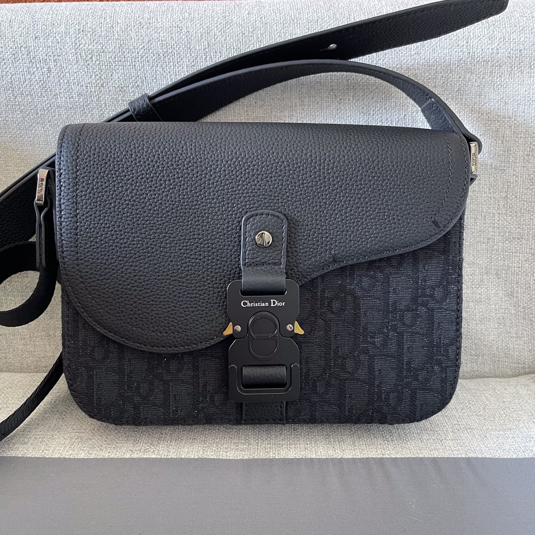 Esta bolsa mensageiro com sela é um design clássico com uma elegância refinada que eleva a coleção de sela com um estampado oblíquo preto numa aba de sela em pele de vaca preta granulada com o logótipo Christian Dior e uma fivela de alumínio com uma alça de ombro ajustável em pele que pode ser usada ao ombro ou ao longo do corpo Modelo n.º D8015 Preto Tecido Dimensões Estampado oblíquo bege e preto Pele de vaca granulada preta Interior com logótipo Dior em relevo Fecho da aba da alça de ombro em pele ajustável com uma fivela de alumínio decorada com o logótipo Christian Dior e as iniciais de CD Bolso de remendo lateral traseiro Fabricado em Itália 191701060 Interior em pele com logótipo Dior em relevoAlça de ombro ajustável em pele com fecho de abaFivela em alumínio com logótipo Christian Dior e iniciais de CDBolso de remendo atrásSaco para o pó no interiorFabricado em Itália191701060-Sacos de alta qualidade