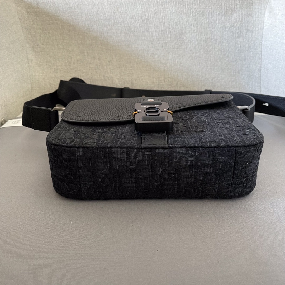 Esta bolsa mensageiro com sela é um design clássico com uma elegância refinada que eleva a coleção de sela com um estampado oblíquo preto numa aba de sela em pele de vaca preta granulada com o logótipo Christian Dior e uma fivela de alumínio com uma alça de ombro ajustável em pele que pode ser usada ao ombro ou ao longo do corpo Modelo n.º D8015 Preto Tecido Dimensões Estampado oblíquo bege e preto Pele de vaca granulada preta Interior com logótipo Dior em relevo Fecho da aba da alça de ombro em pele ajustável com uma fivela de alumínio decorada com o logótipo Christian Dior e as iniciais de CD Bolso de remendo lateral traseiro Fabricado em Itália 191701060 Interior em pele com logótipo Dior em relevoAlça de ombro ajustável em pele com fecho de abaFivela em alumínio com logótipo Christian Dior e iniciais de CDBolso de remendo atrásSaco para o pó no interiorFabricado em Itália191701060-Sacos de alta qualidade