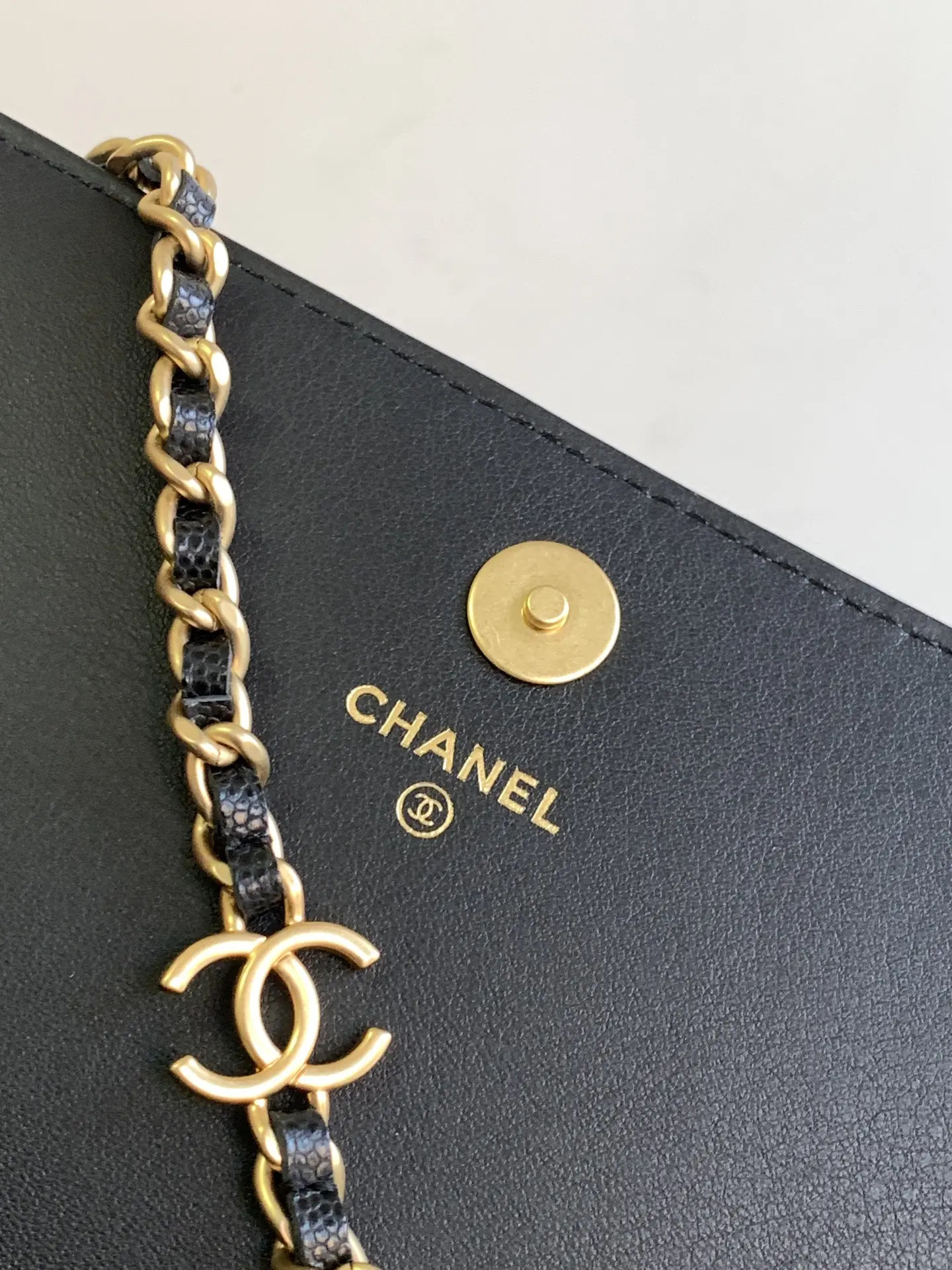 シャネル CHANEL NEW24C 春夏リゾート00 TD｜フレグランスおばあちゃんの今日の分です！バゲットバッグ、ブラックキャビア牛革素材、新しいぶら下がっアクセサリーは本当に超良い良い妖精ああ見て！