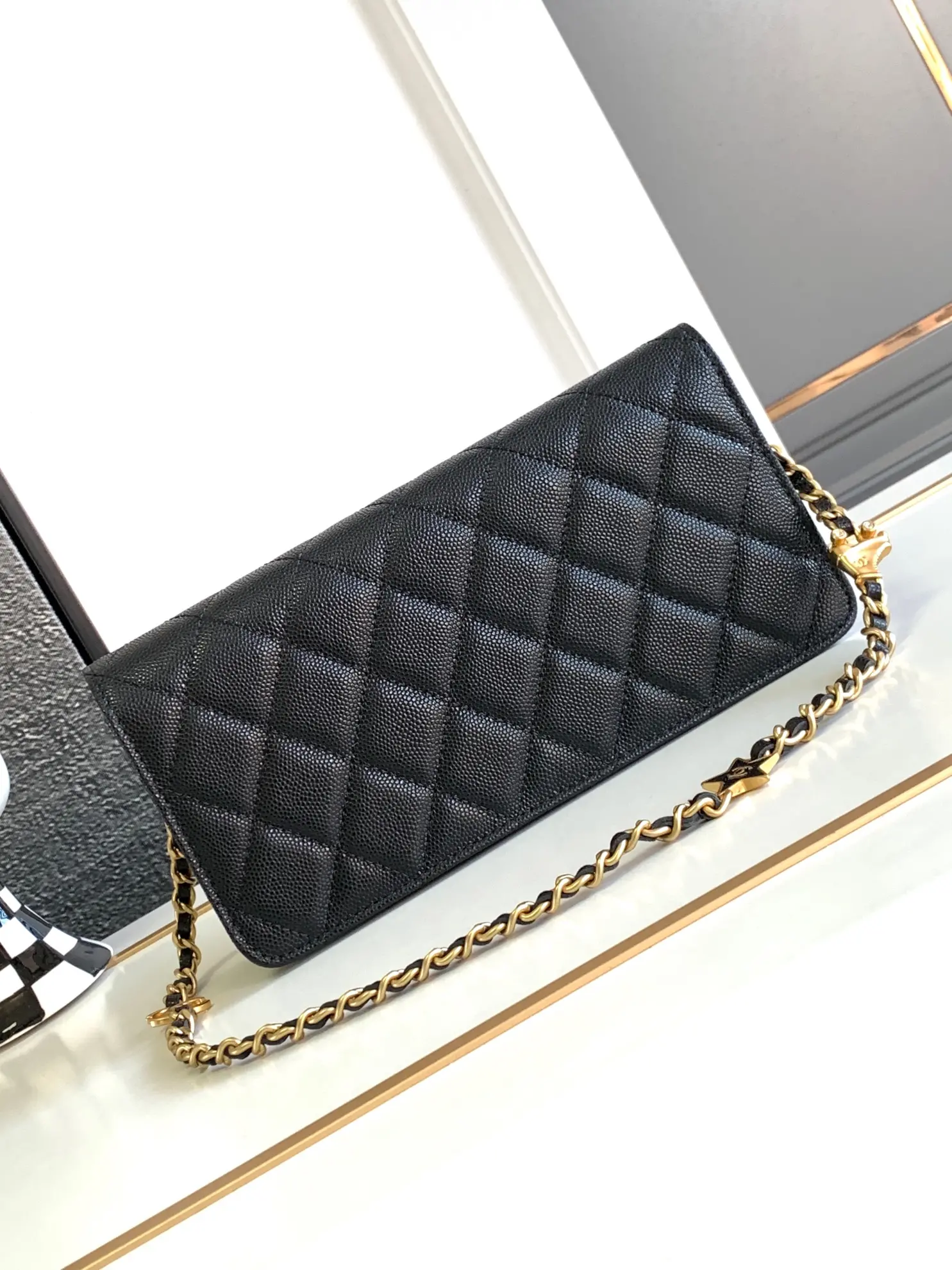 シャネル CHANEL NEW24C 春夏リゾート00 TD｜フレグランスおばあちゃんの今日の分です！バゲットバッグ、ブラックキャビア牛革素材、新しいぶら下がっアクセサリーは本当に超良い良い妖精ああ見て！