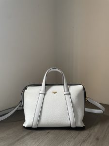 P1240 Fendi   波士顿中号手袋.来自Stefano pilati 设计系列.全头层牛皮超级柔软细腻.矩形磁扣开合.两侧饰有磁扣.容量也是巨给力.平常日常所需都能容纳.可手提可斜跨！配有可调节可拆卸长肩带！尺寸27.5X25.5X17.5cm-高仿包包