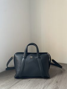 P1240  Fendi   波士顿中号手袋.来自Stefano pilati 设计系列.全头层牛皮超级柔软细腻.矩形磁扣开合.两侧饰有磁扣.容量也是巨给力.平常日常所需都能容纳.可手提可斜跨！配有可调节可拆卸长肩带！尺寸27.5X25.5X17.5cm-高仿包包