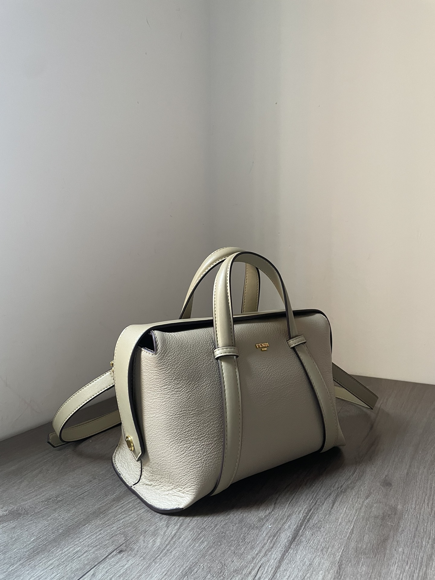 图片[2]-P1240  Fendi   波士顿中号手袋.来自Stefano pilati 设计系列.全头层牛皮超级柔软细腻.矩形磁扣开合.两侧饰有磁扣.容量也是巨给力.平常日常所需都能容纳.可手提可斜跨！配有可调节可拆卸长肩带！尺寸27.5X25.5X17.5cm-高仿包包