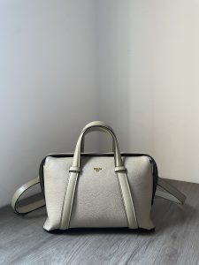 P1240  Fendi   波士顿中号手袋.来自Stefano pilati 设计系列.全头层牛皮超级柔软细腻.矩形磁扣开合.两侧饰有磁扣.容量也是巨给力.平常日常所需都能容纳.可手提可斜跨！配有可调节可拆卸长肩带！尺寸27.5X25.5X17.5cm-高仿包包