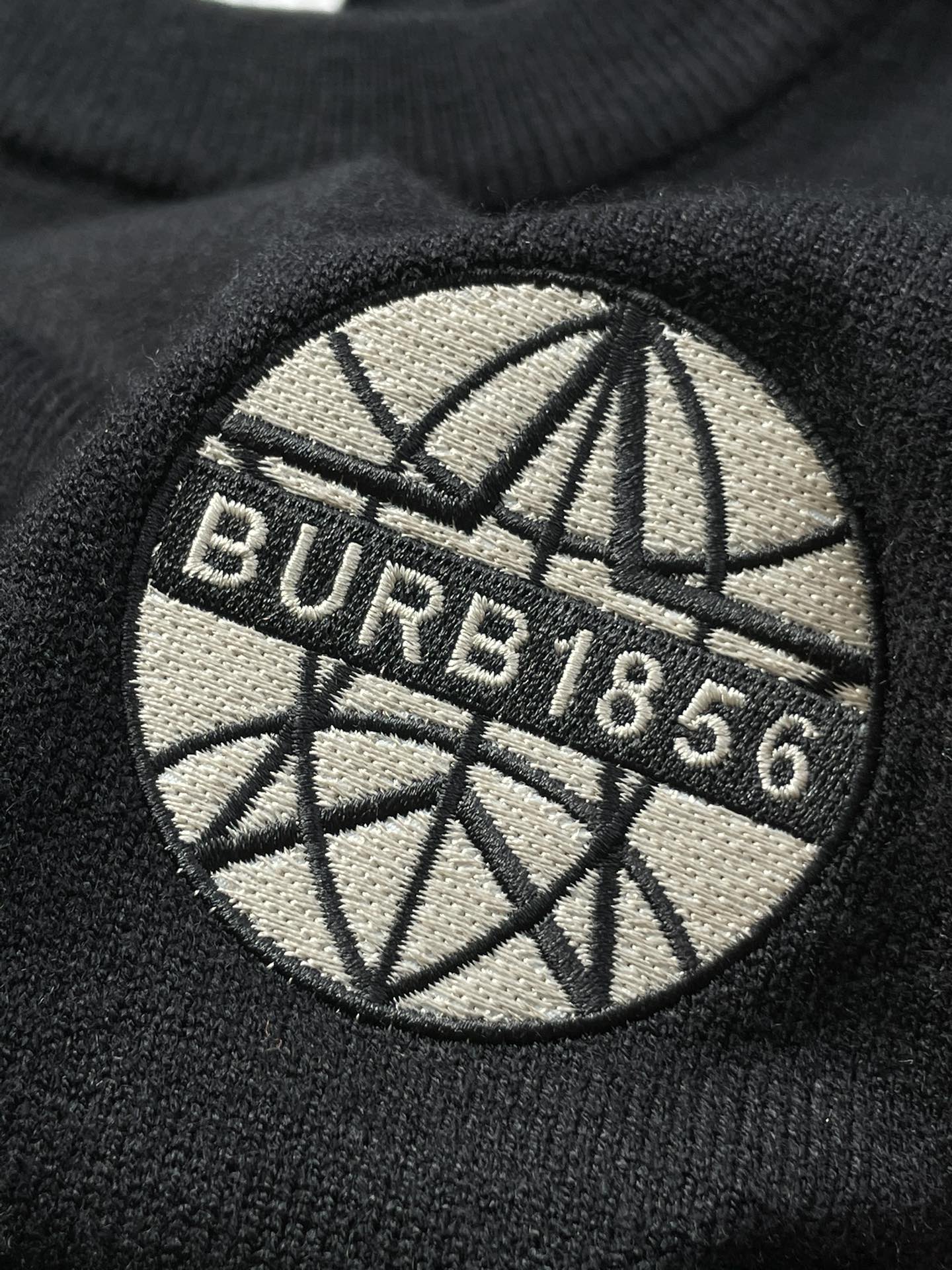 图片[7]-P420 Burberry 2024AW秋冬新品  时尚别致罗纹圆领单穿打底必备款采用羊毛混纺针织衫长袖毛衣简约优雅高贵气质刺绣徽章logo设计 没有过多复杂的工艺 玩的就是设计与材质的融合 简约的欧式风格 配以进口羊毛针织面料秋冬季打底神器！🐼尺码M-3XL 取货M     胸围48 肩宽41.5 身长65 袖长60 L      胸围50.5 肩宽43 身长67.5 袖长61.5XL   胸围53 肩宽44.5 身长70 袖长632XL 胸围55.5 肩宽46 身长72.5 袖长64.53XL 胸围58 肩宽47.5 身长75 袖长66-高仿包包