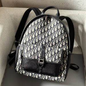 Issu de la collection Homme Printemps 2024, le sac à dos Dior 8 présente un design épuré et moderne avec une touche d'élégance. Réalisé en imprimé Oblique beige et noir, il est doté d'un compartiment principal spacieux pour ranger l'essentiel, d'une poche zippée pour ordinateur portable à l'arrière, de poches en textile jacquard et en maille sur le devant, d'un rabat à pression Dior 8 pour une touche de style et de poches sur les côtés. Un sac à dos pratique qui s'adapte à tous les looks.Imprimé oblique beige et noirSignature Dior en laiton laminé sur le devantSignature Dior en relief à l'intérieurFermeture à glissière sur le dessusSangles d'épaule réglables rembourréesPoignée supérieure en cuirTricot technique matelassé renforcé à l'arrière des poches repose-mains Logo Dior en relief sur le devantPochette en tricot technique avec rabat et boucle Dior 8Poches latérales plaquéesCompartiment zippé pour ordinateur portableNuméro de modèle 8859Taille 31-41-15191701360