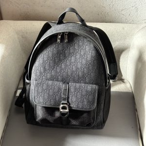 De la colección Menswear Primavera 2024, la mochila Dior 8 es un diseño depurado y moderno con un toque de elegancia, confeccionada en estampado oblicuo beige y negro y dotada de un espacioso compartimento principal para guardar lo esencial, un bolsillo con cremallera para el portátil en la parte trasera, bolsillos textiles de jacquard y rejilla en la parte delantera, y una solapa Dior 8 con solapa a presión para darle un toque de estilo y bolsillos en los laterales. Una mochila práctica que complementa cualquier lookEstampado oblicuo beige y negroLogotipo Dior de latón laminado en la parte delanteraLogotipo Dior en relieve en el interiorCierre con cremallera superiorCorreas acolchadas y ajustablesAsa superior de pielPunto técnico acolchado reforzado en la parte trasera del bolsoLogotipo Dior en relieve en la parte delanteraBolsillo de punto técnico con solapa y hebilla Dior 8Bolsillos laterales de parcheCompartimento con cremallera para portátilNúmero de modelo 8859Talla 31-41-15191701360