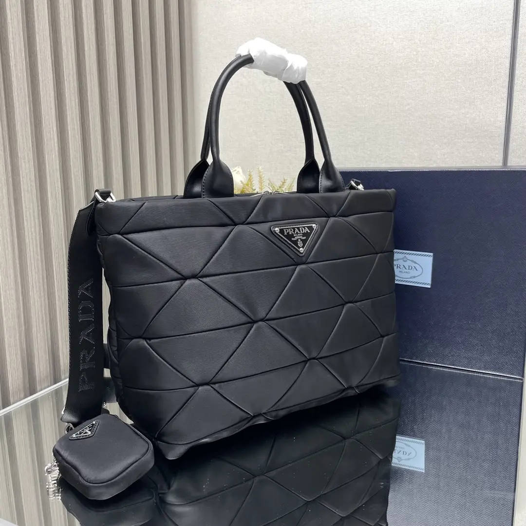 P900 PRADA saco de múmia de diamante 1BG435 tecido de nylon paraquedas + alça de corpo cruzado! Parece comum no corpo é particularmente moderno linha de carro de diamante com um senso de temperamento estourando completamente bom com um alto senso de estilo de rua e um pouco de estilo intelectual pode lidar com o transporte de mão ainda é tão bom como sempre, a capacidade do mais não se preocupe com isso pode ser carregado com o mundo inteiro!Obediente by prada again Tamanho: 33 x 23 x 16