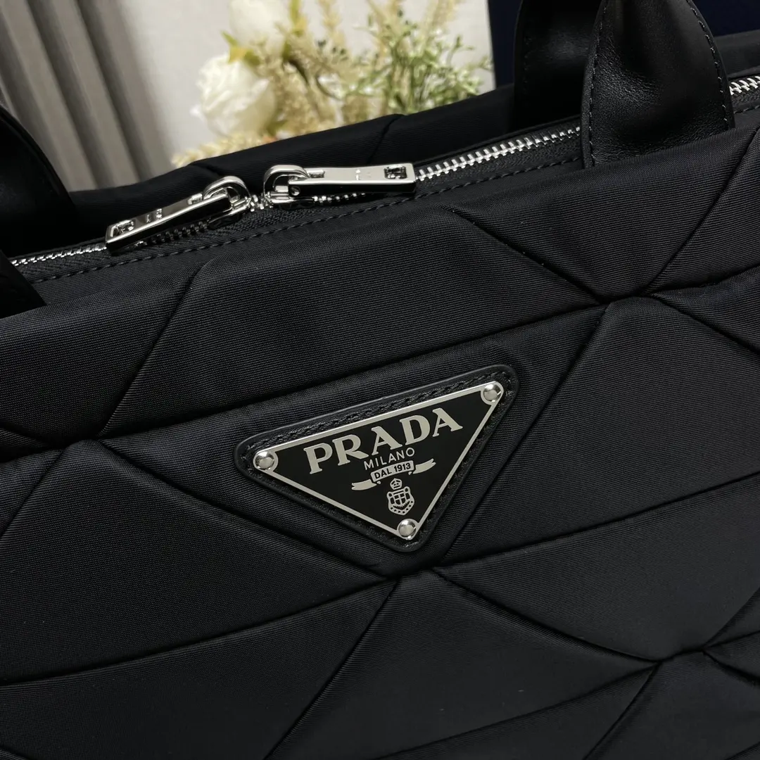 P900 PRADA saco de múmia de diamante 1BG435 tecido de nylon paraquedas + alça de corpo cruzado! Parece comum no corpo é particularmente moderno linha de carro de diamante com um senso de temperamento estourando completamente bom com um alto senso de estilo de rua e um pouco de estilo intelectual pode lidar com o transporte de mão ainda é tão bom como sempre, a capacidade do mais não se preocupe com isso pode ser carregado com o mundo inteiro!Obediente by prada again Tamanho: 33 x 23 x 16