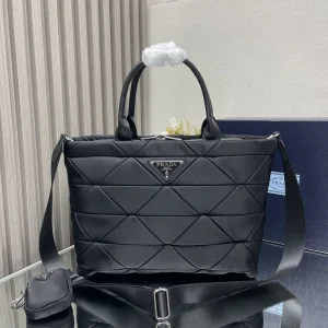 حقيبة المومياء الماسية P900 PRADA PRADA 1BG435 قماش مظلي من النايلون + حزام كروس! يبدو عاديًا على الجسم هو خط السيارة الماسي العصري بشكل خاص مع إحساس بالمزاج المتفجر جيدًا تمامًا مع إحساس عالٍ بأسلوب الشارع وقليلًا من الأسلوب الفكري يمكن التعامل مع حمل اليد لا يزال جيدًا كما كان دائمًا، سعة أكثر لا تقلق بشأنه يمكن تحميله مع العالم كله!مطيعة من برادا مرة أخرى الحجم: 33 × 23 × 16