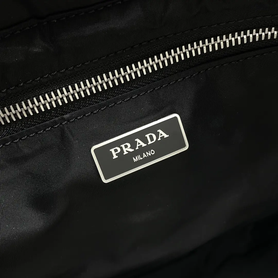 P900 PRADA saco de múmia de diamante 1BG435 tecido de nylon paraquedas + alça de corpo cruzado! Parece comum no corpo é particularmente moderno linha de carro de diamante com um senso de temperamento estourando completamente bom com um alto senso de estilo de rua e um pouco de estilo intelectual pode lidar com o transporte de mão ainda é tão bom como sempre, a capacidade do mais não se preocupe com isso pode ser carregado com o mundo inteiro!Obediente by prada again Tamanho: 33 x 23 x 16