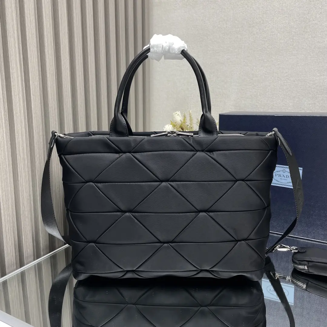 P900 PRADA saco de múmia de diamante 1BG435 tecido de nylon paraquedas + alça de corpo cruzado! Parece comum no corpo é particularmente moderno linha de carro de diamante com um senso de temperamento estourando completamente bom com um alto senso de estilo de rua e um pouco de estilo intelectual pode lidar com o transporte de mão ainda é tão bom como sempre, a capacidade do mais não se preocupe com isso pode ser carregado com o mundo inteiro!Obediente by prada again Tamanho: 33 x 23 x 16