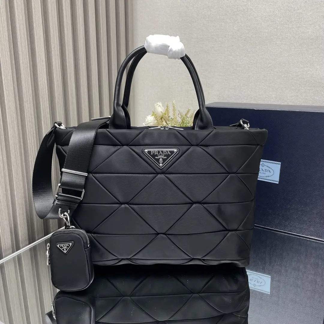 P900 PRADA saco de múmia de diamante 1BG435 tecido de nylon paraquedas + alça de corpo cruzado! Parece comum no corpo é particularmente moderno linha de carro de diamante com um senso de temperamento estourando completamente bom com um alto senso de estilo de rua e um pouco de estilo intelectual pode lidar com o transporte de mão ainda é tão bom como sempre, a capacidade do mais não se preocupe com isso pode ser carregado com o mundo inteiro!Obediente by prada again Tamanho: 33 x 23 x 16