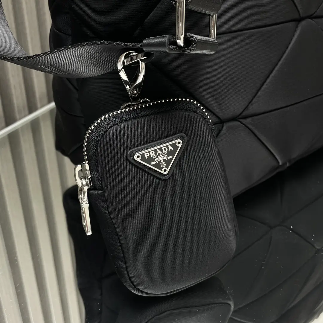 P900 PRADA saco de múmia de diamante 1BG435 tecido de nylon paraquedas + alça de corpo cruzado! Parece comum no corpo é particularmente moderno linha de carro de diamante com um senso de temperamento estourando completamente bom com um alto senso de estilo de rua e um pouco de estilo intelectual pode lidar com o transporte de mão ainda é tão bom como sempre, a capacidade do mais não se preocupe com isso pode ser carregado com o mundo inteiro!Obediente by prada again Tamanho: 33 x 23 x 16