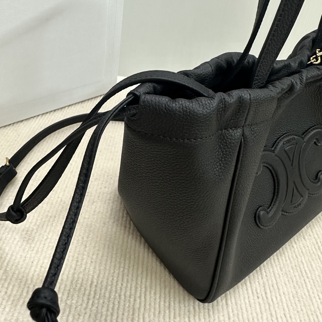 P1500CELINE new CABAS small drawstring Tote This small design and large size is basically the same as the design of the wrist changed to a soft cowhide leather strap can be bent at will also added a detachable long shoulder strap 🉑️ handheld 🉑️ shoulder practicality is not worse than the large size from the weight is also light a lot of small girls afraid of the large size can not hold it can be chosen if this! I'm not sure if you're going to be able to get the best out of it!Style: Hundred practical modelsCapacity: capacity than the general small bag are much largerModel No.: 111013 black lychee pattern (with original packaging)Size: 22-17-15