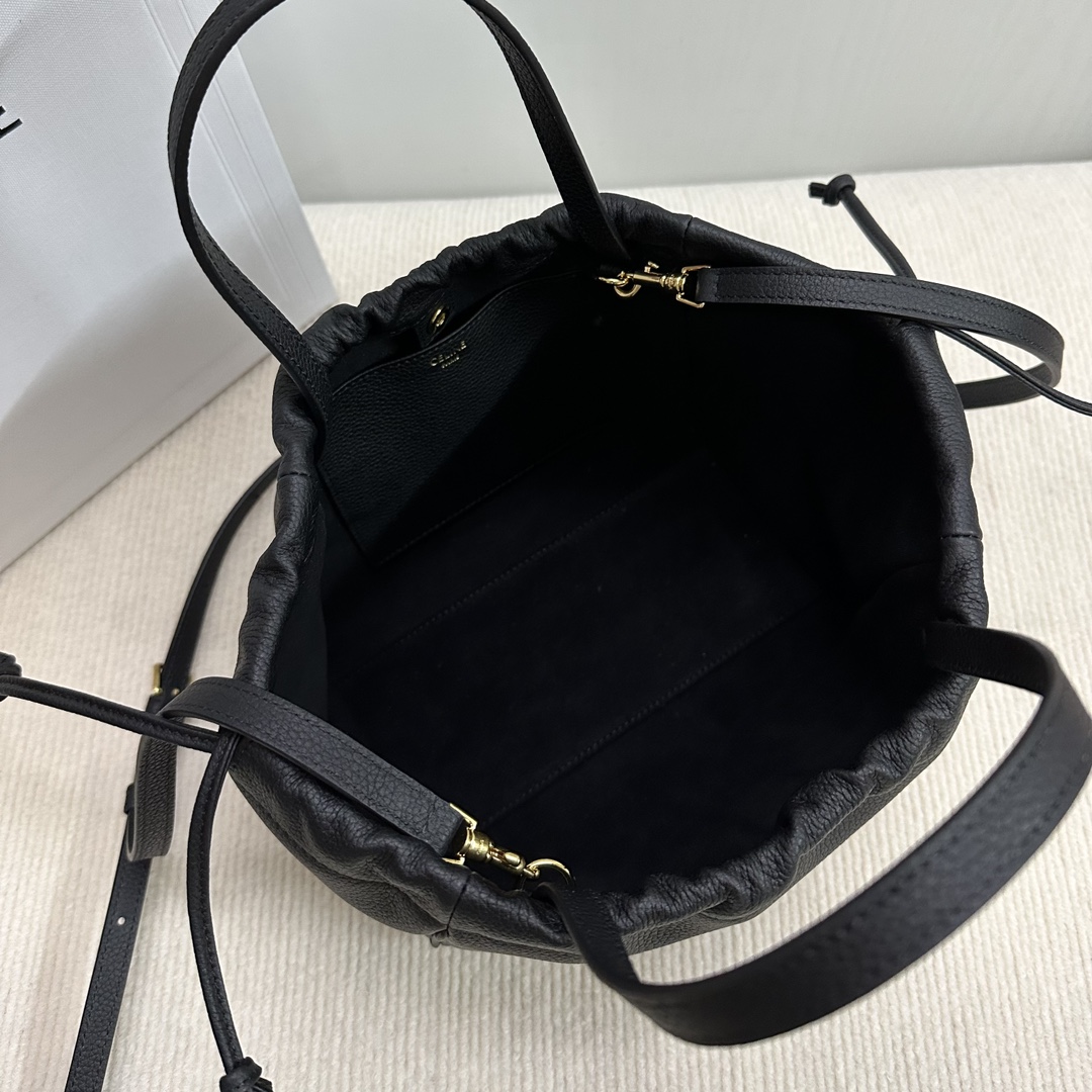 P1500CELINE new CABAS small drawstring Tote This small design and large size is basically the same as the design of the wrist changed to a soft cowhide leather strap can be bent at will also added a detachable long shoulder strap 🉑️ handheld 🉑️ shoulder practicality is not worse than the large size from the weight is also light a lot of small girls afraid of the large size can not hold it can be chosen if this! I'm not sure if you're going to be able to get the best out of it!Style: Hundred practical modelsCapacity: capacity than the general small bag are much largerModel No.: 111013 black lychee pattern (with original packaging)Size: 22-17-15