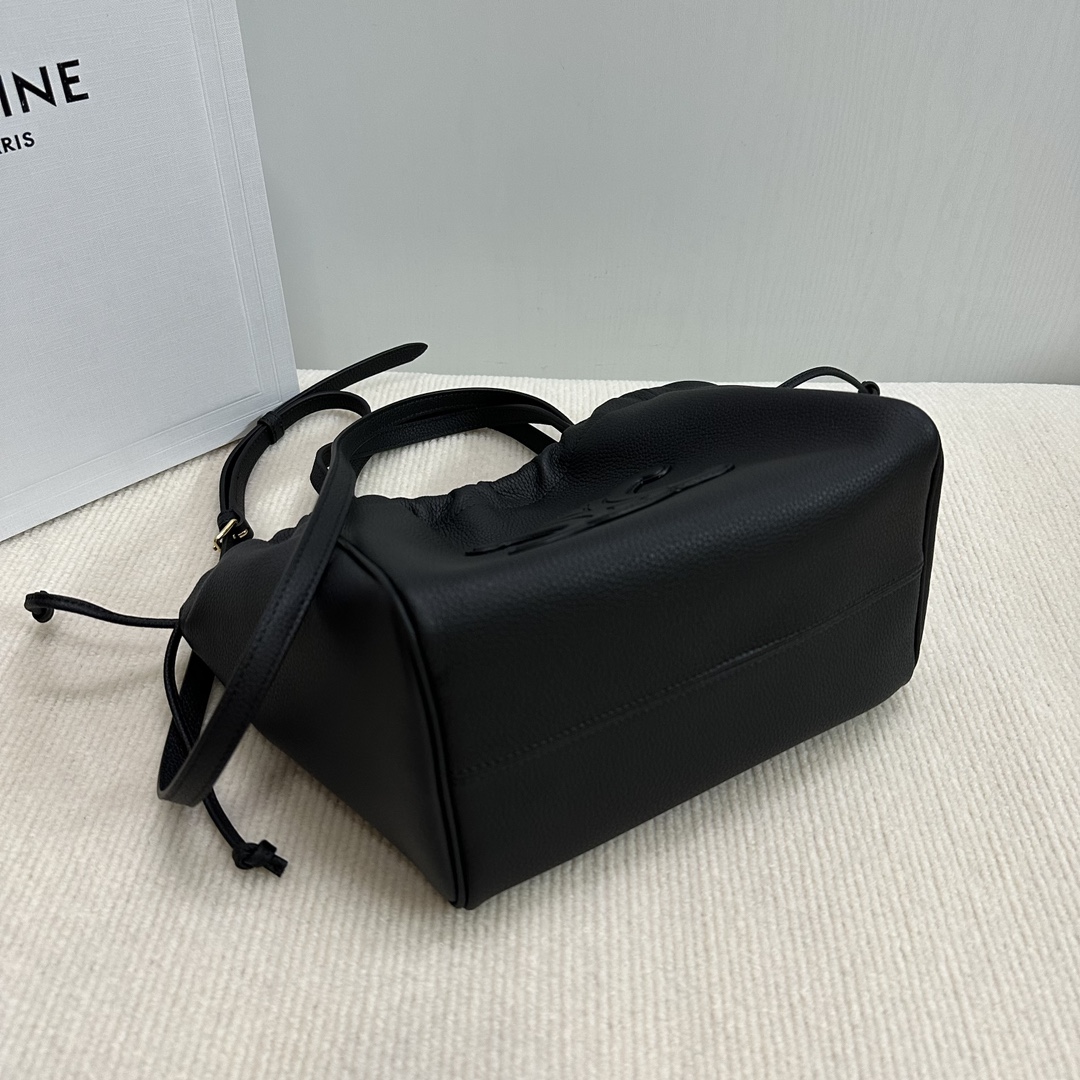 P1500CELINE new CABAS small drawstring Tote This small design and large size is basically the same as the design of the wrist changed to a soft cowhide leather strap can be bent at will also added a detachable long shoulder strap 🉑️ handheld 🉑️ shoulder practicality is not worse than the large size from the weight is also light a lot of small girls afraid of the large size can not hold it can be chosen if this! I'm not sure if you're going to be able to get the best out of it!Style: Hundred practical modelsCapacity: capacity than the general small bag are much largerModel No.: 111013 black lychee pattern (with original packaging)Size: 22-17-15