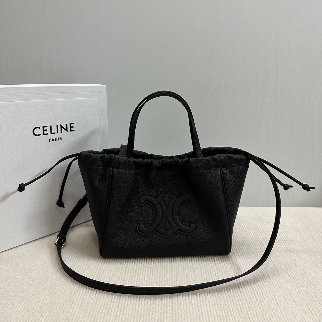 P1500CELINE new CABAS small drawstring Tote This small design and large size is basically the same as the design of the wrist changed to a soft cowhide leather strap can be bent at will also added a detachable long shoulder strap 🉑️ handheld 🉑️ shoulder practicality is not worse than the large size from the weight is also light a lot of small girls afraid of the large size can not hold it can be chosen if this! I'm not sure if you're going to be able to get the best out of it!Style: Hundred practical modelsCapacity: capacity than the general small bag are much largerModel No.: 111013 black lychee pattern (with original packaging)Size: 22-17-15