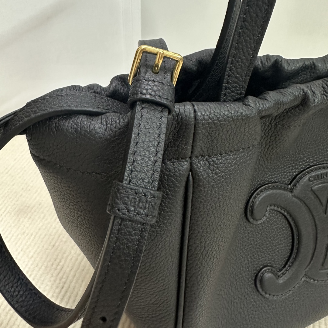 P1500CELINE new CABAS small drawstring Tote This small design and large size is basically the same as the design of the wrist changed to a soft cowhide leather strap can be bent at will also added a detachable long shoulder strap 🉑️ handheld 🉑️ shoulder practicality is not worse than the large size from the weight is also light a lot of small girls afraid of the large size can not hold it can be chosen if this! I'm not sure if you're going to be able to get the best out of it!Style: Hundred practical modelsCapacity: capacity than the general small bag are much largerModel No.: 111013 black lychee pattern (with original packaging)Size: 22-17-15