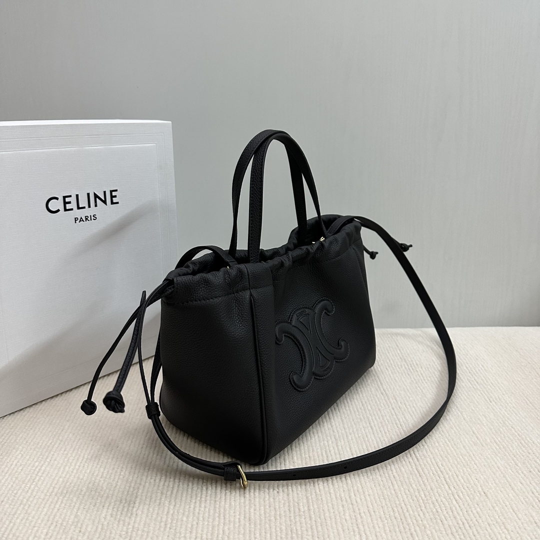 P1500CELINE new CABAS small drawstring Tote This small design and large size is basically the same as the design of the wrist changed to a soft cowhide leather strap can be bent at will also added a detachable long shoulder strap 🉑️ handheld 🉑️ shoulder practicality is not worse than the large size from the weight is also light a lot of small girls afraid of the large size can not hold it can be chosen if this! I'm not sure if you're going to be able to get the best out of it!Style: Hundred practical modelsCapacity: capacity than the general small bag are much largerModel No.: 111013 black lychee pattern (with original packaging)Size: 22-17-15