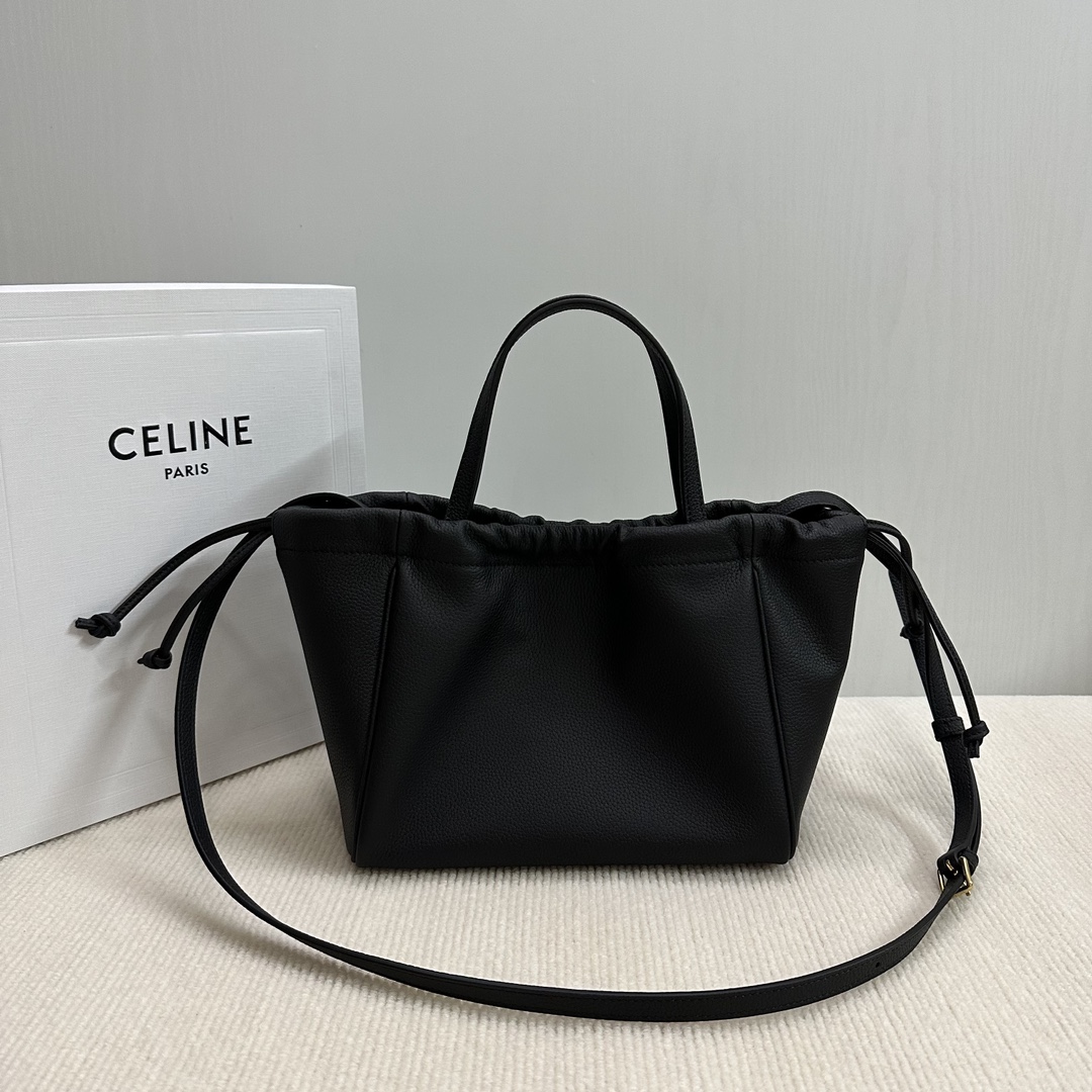 P1500CELINE new CABAS small drawstring Tote This small design and large size is basically the same as the design of the wrist changed to a soft cowhide leather strap can be bent at will also added a detachable long shoulder strap 🉑️ handheld 🉑️ shoulder practicality is not worse than the large size from the weight is also light a lot of small girls afraid of the large size can not hold it can be chosen if this! I'm not sure if you're going to be able to get the best out of it!Style: Hundred practical modelsCapacity: capacity than the general small bag are much largerModel No.: 111013 black lychee pattern (with original packaging)Size: 22-17-15