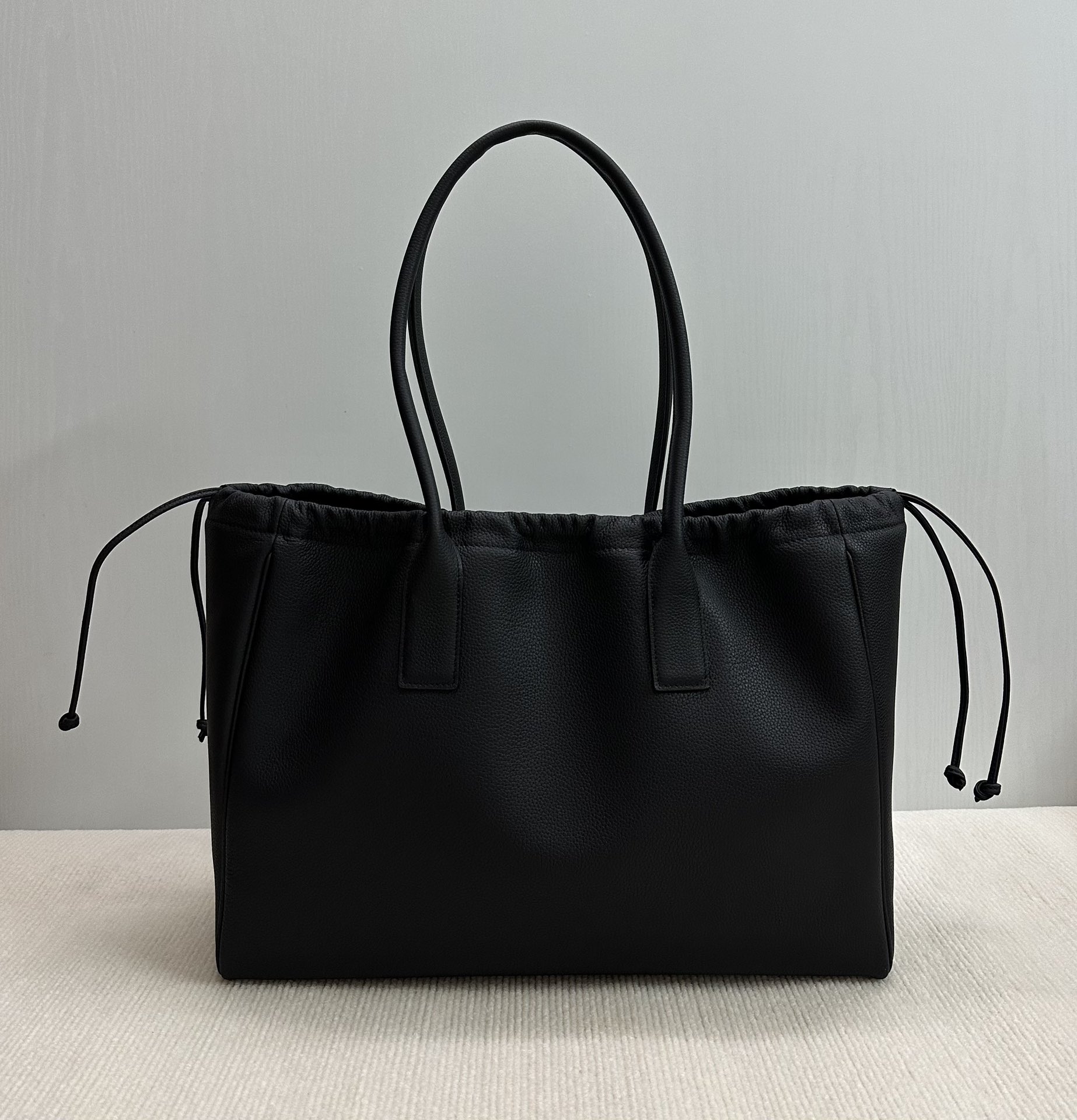 Image [2]-P2000CELINE new drawstring large shopping bag soft leather ➕ embossed Arc de Triomphe Leisure and temperament aura superimposed on a casual sense of seniority low-key and generous style : versatile models for office workers short trips business trips are 🉑️ to do mummy bag can also be Oh capacity : large capacity laptop can be easily put down the excellent choice of the working class Oh ! 😎 Modèle n ° : 199973 Lychee grain grammes couleur Taille : 44 X 28 X 18cm (cette section est trop grande pas avec l'emballage)-sacs de haute couture.