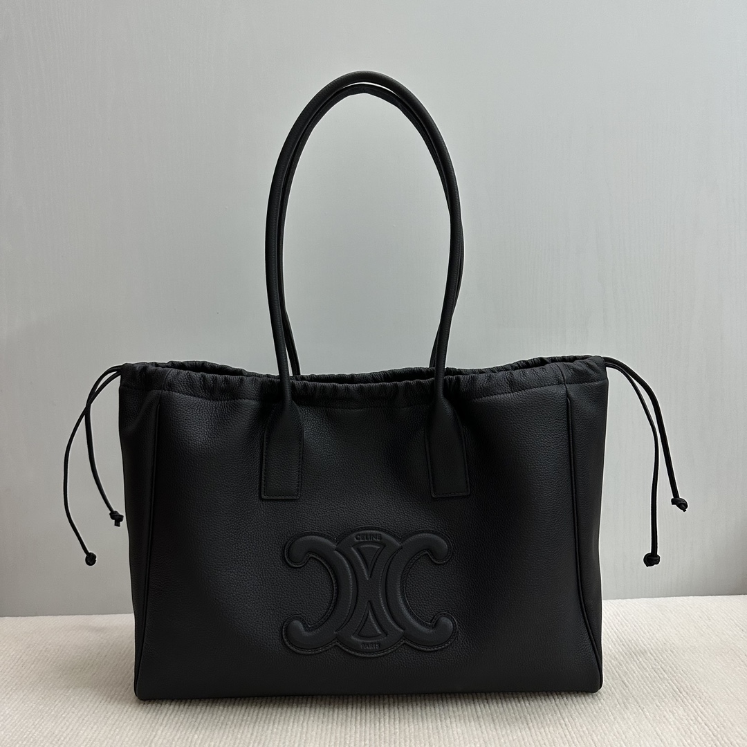 Image [1]-P2000CELINE new drawstring large shopping bag soft leather ➕ embossed Arc de Triomphe Casual and temperament aura superimposed on a casual sense of seniority low-key and generous style : versatile models for office workers short trips business trips are 🉑️ to do the mummy bag can also be Oh capacity : large capacity laptop can be easily put down the excellent choice of the working class Oh ! 😎 Modèle n ° : 199973 Lychee grain grammes couleur Taille : 44 X 28 X 18cm (cette section est trop grande pas avec l'emballage)-sacs de haute couture.