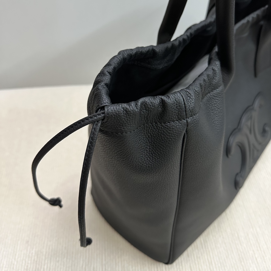 P2000CELINE nueva bolsa de la compra grande con cordón de cuero suave ➕ logotipo del Arco del Triunfo en relieve aura casual y temperamento superpuesto casual de alto nivel sentido de bajo perfil y generosoEstilo: Cientos de modelos de trabajadores de oficina viajes cortos en viajes de negocios son 🉑️ hacer bolsa momia también puede ser ¡Oh!Capacidad: ordenador portátil de gran capacidad se puede poner fácilmente la excelente opción para los trabajadores de oficina ¡Oh 😎!Modelo No.: 199973 Lichi grano gramo colorTamaño: 44 X 28 X 18cm (este modelo es demasiado grande no con el embalaje)