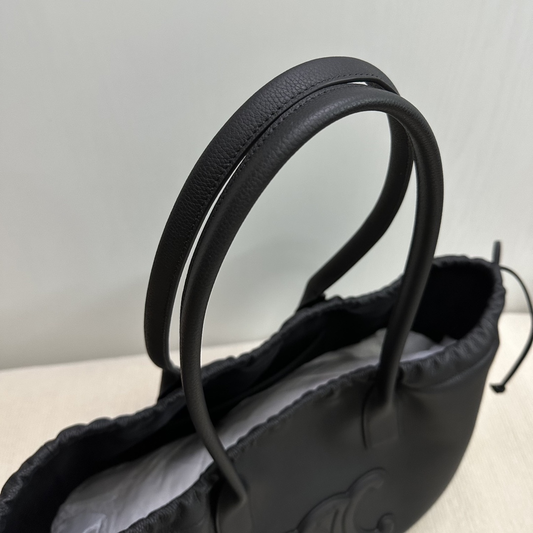 P2000CELINE nueva bolsa de la compra grande con cordón de cuero suave ➕ logotipo del Arco del Triunfo en relieve aura casual y temperamento superpuesto casual de alto nivel sentido de bajo perfil y generosoEstilo: Cientos de modelos de trabajadores de oficina viajes cortos en viajes de negocios son 🉑️ hacer bolsa momia también puede ser ¡Oh!Capacidad: ordenador portátil de gran capacidad se puede poner fácilmente la excelente opción para los trabajadores de oficina ¡Oh 😎!Modelo No.: 199973 Lichi grano gramo colorTamaño: 44 X 28 X 18cm (este modelo es demasiado grande no con el embalaje)