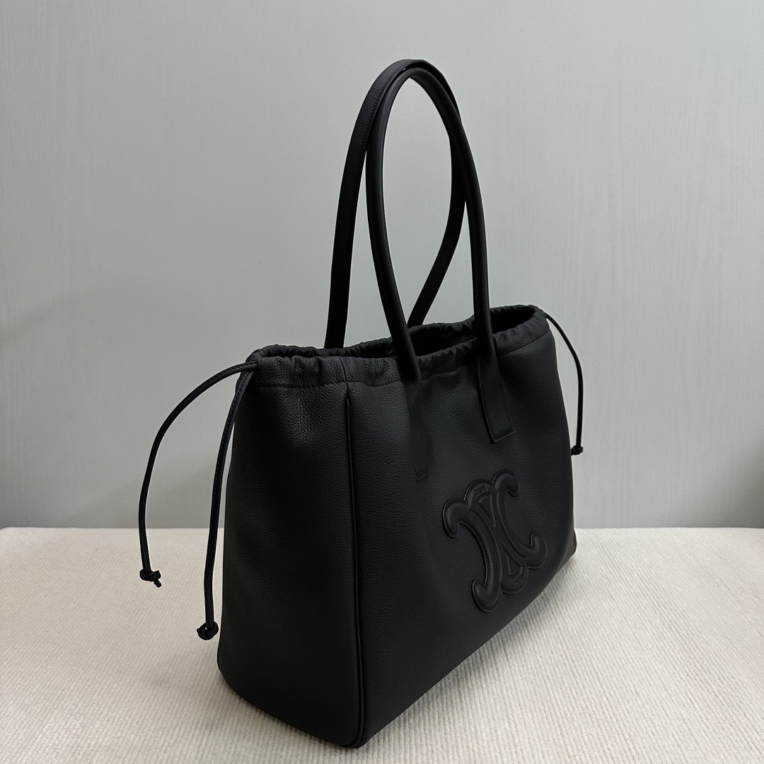 Image [3]-P2000CELINE new drawstring large shopping bag soft leather ➕ embossed Arc de Triomphe Leisure and temperament aura superimposed on a casual sense of high-level low-key and generous style : versatile models for office workers short trips travelling for business are 🉑️ do mummy bag can also be Oh capacity : large capacity laptop can easily put down the excellent choice of the working class Oh ! 😎 Modèle n ° : 199973 Lychee grain couleur gramme Taille : 44 X 28 X 18cm (cette section est trop grande pas avec l'emballage)-sacs de haute couture.