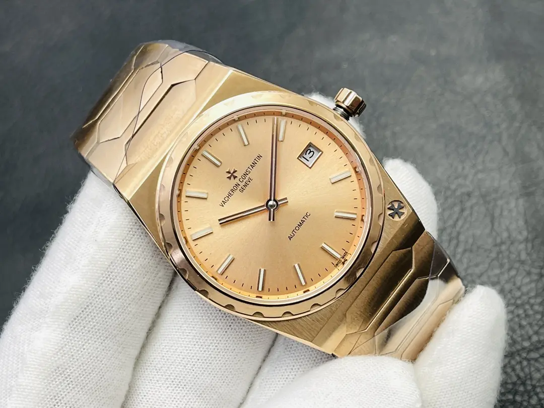 La montre de sport de luxe en or lourd de Vacheron Constantin pour le 222e anniversaire de la marque1⃣️Case : taille 37MM épaisseur 8MM !2⃣️The la structure en trois parties en forme de tonneau rend l'ensemble pas trop petit la lunette cannelée à grand engrenage avec la croix de Malte à la position 5 heures montre son atmosphère noble !3⃣️Dials : or. Or rose. Argent brossé et gris brossé avec métal brossé et revêtement luminescent des index en forme de barre et des aiguilles en bâton pour conserver les deux aiguilles les plus classiques !4Mouvement : 9015 Calibre 2455/2 propre à Vacheron Constantin, des ponts aux roues en acier et autres pièces sont tous décorés avec un travail raffiné, la masse oscillante automatique est même plaquée d'or jaune 22k et gravée de 222 caractères.5⃣️Strap : Le maillon central hexagonal d'une seule pièce rend la montre plus anguleuse, tout en étant intemporelle et élégante. Bienvenue chez V9 Factory !