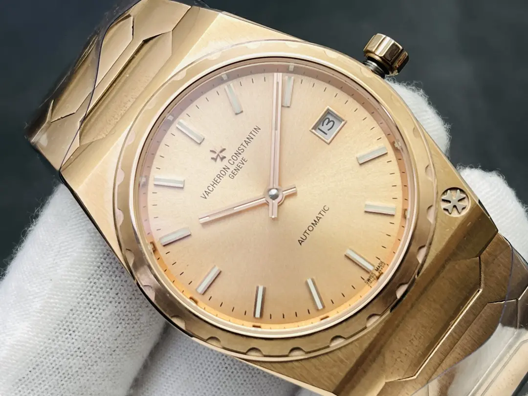 La montre de sport de luxe en or lourd de Vacheron Constantin pour le 222e anniversaire de la marque1⃣️Case : taille 37MM épaisseur 8MM !2⃣️The la structure en trois parties en forme de tonneau rend l'ensemble pas trop petit la lunette cannelée à grand engrenage avec la croix de Malte à la position 5 heures montre son atmosphère noble !3⃣️Dials : or. Or rose. Argent brossé et gris brossé avec métal brossé et revêtement luminescent des index en forme de barre et des aiguilles en bâton pour conserver les deux aiguilles les plus classiques !4Mouvement : 9015 Calibre 2455/2 propre à Vacheron Constantin, des ponts aux roues en acier et autres pièces sont tous décorés avec un travail raffiné, la masse oscillante automatique est même plaquée d'or jaune 22k et gravée de 222 caractères.5⃣️Strap : Le maillon central hexagonal d'une seule pièce rend la montre plus anguleuse, tout en étant intemporelle et élégante. Bienvenue chez V9 Factory !