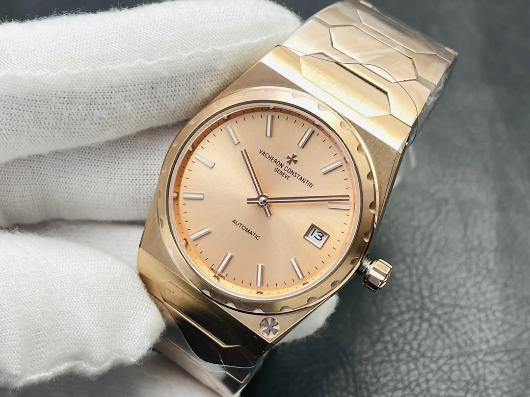 La montre de sport de luxe en or lourd de Vacheron Constantin pour le 222e anniversaire de la marque1⃣️Case : taille 37MM épaisseur 8MM !2⃣️The la structure en trois parties en forme de tonneau rend l'ensemble pas trop petit la lunette cannelée à grand engrenage avec la croix de Malte à la position 5 heures montre son atmosphère noble !3⃣️Dials : or. Or rose. Argent brossé et gris brossé avec métal brossé et revêtement luminescent des index en forme de barre et des aiguilles en bâton pour conserver les deux aiguilles les plus classiques !4Mouvement : 9015 Calibre 2455/2 propre à Vacheron Constantin, des ponts aux roues en acier et autres pièces sont tous décorés avec un travail raffiné, la masse oscillante automatique est même plaquée d'or jaune 22k et gravée de 222 caractères.5⃣️Strap : Le maillon central hexagonal d'une seule pièce rend la montre plus anguleuse, tout en étant intemporelle et élégante. Bienvenue chez V9 Factory !