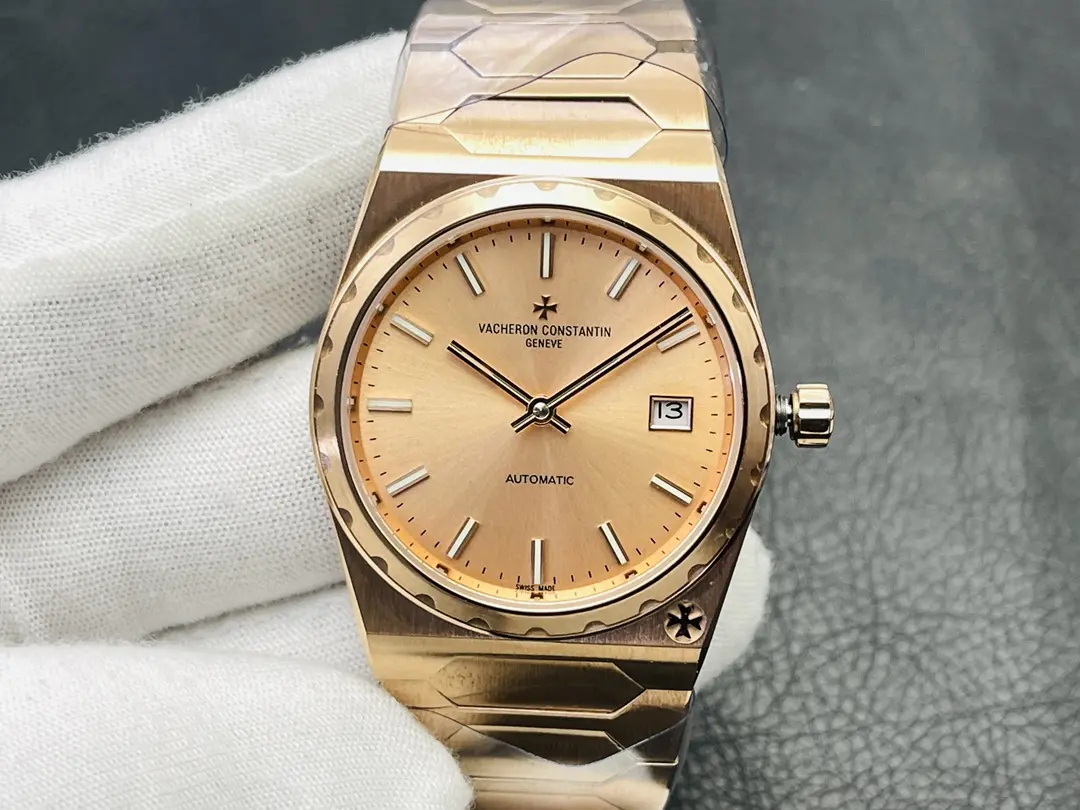 La montre de sport de luxe en or lourd de Vacheron Constantin pour le 222e anniversaire de la marque1⃣️Case : taille 37MM épaisseur 8MM !2⃣️The la structure en trois parties en forme de tonneau rend l'ensemble pas trop petit la lunette cannelée à grand engrenage avec la croix de Malte à la position 5 heures montre son atmosphère noble !3⃣️Dials : or. Or rose. Argent brossé et gris brossé avec métal brossé et revêtement luminescent des index en forme de barre et des aiguilles en bâton pour conserver les deux aiguilles les plus classiques !4Mouvement : 9015 Calibre 2455/2 propre à Vacheron Constantin, des ponts aux roues en acier et autres pièces sont tous décorés avec un travail raffiné, la masse oscillante automatique est même plaquée d'or jaune 22k et gravée de 222 caractères.5⃣️Strap : Le maillon central hexagonal d'une seule pièce rend la montre plus anguleuse, tout en étant intemporelle et élégante. Bienvenue chez V9 Factory !