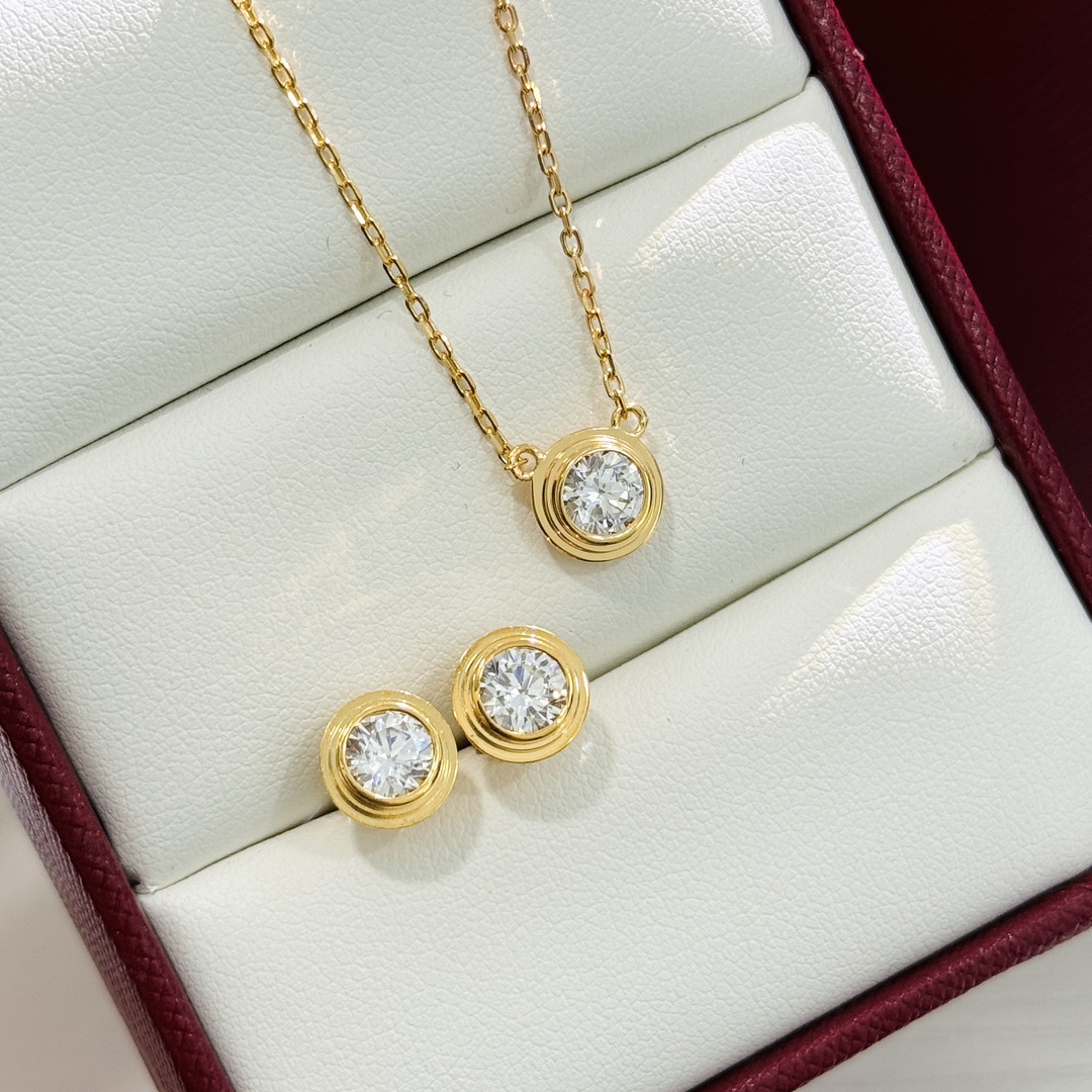 Cartier collier diamant rond soucoupe volante 🛸 set starry points brillant comme une étoile ✨ super classique boucles d'oreilles diamant unique 💕 diamant principal huit cœur huit flèches importé à haute carbone diamant feu ne peut pas couvrir 😘 détails en place ! Contre version de la couleur durable un à un qualité-haute imitation sacs.