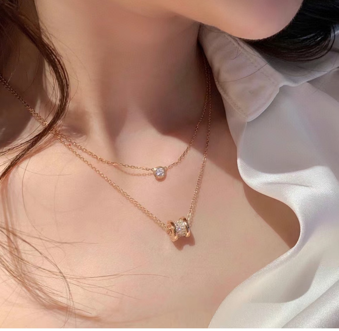 Cartier collier diamant rond soucoupe volante 🛸 set starry points brillant comme une étoile ✨ super classique boucles d'oreilles diamant unique 💕 diamant principal huit cœur huit flèches importé à haute carbone diamant feu ne peut pas couvrir 😘 détails en place ! Contre version de la couleur durable un à un qualité-haute imitation sacs.