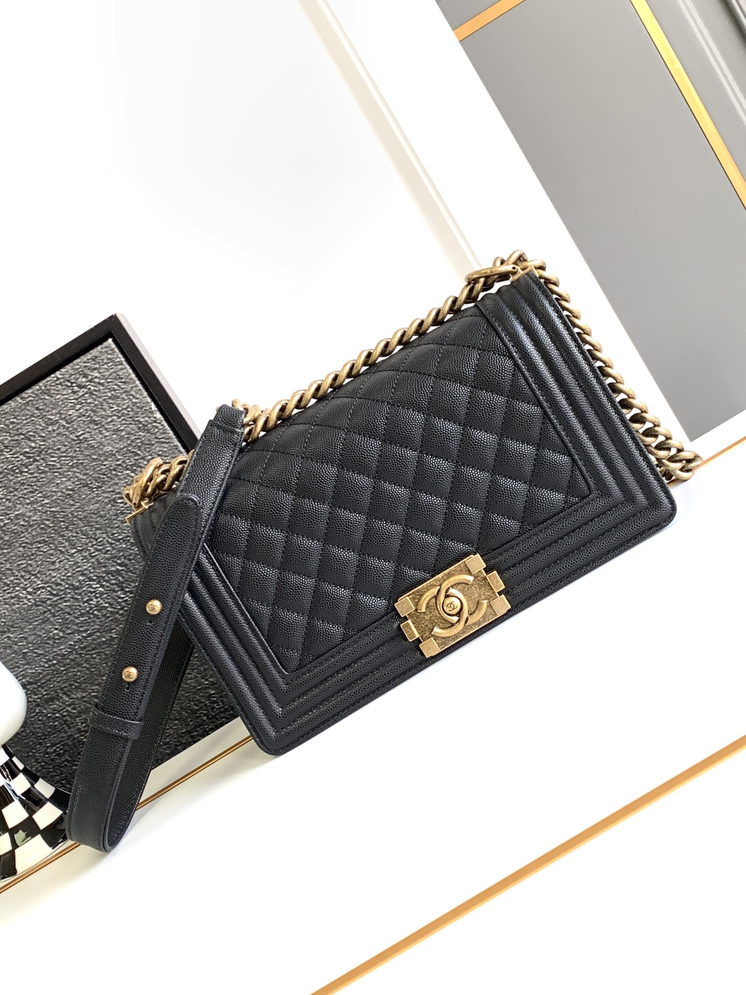 Chanel caviar antique laiton boucle or Leboy classique concentré de feu partout sur le net trop d'amour ♥ 𝙲𝚑𝚊𝚗𝚎𝟷 𝚕. 𝚊𝚗𝚔𝚢 la magie de 〰️ polyvalent et non vulgaire je voudrais sceller cela 𝙻𝚎𝚋 𝚘𝚢 for God〰️ hardware : antique brass gold leather : caviar cowhide size 25cm-high replica bags