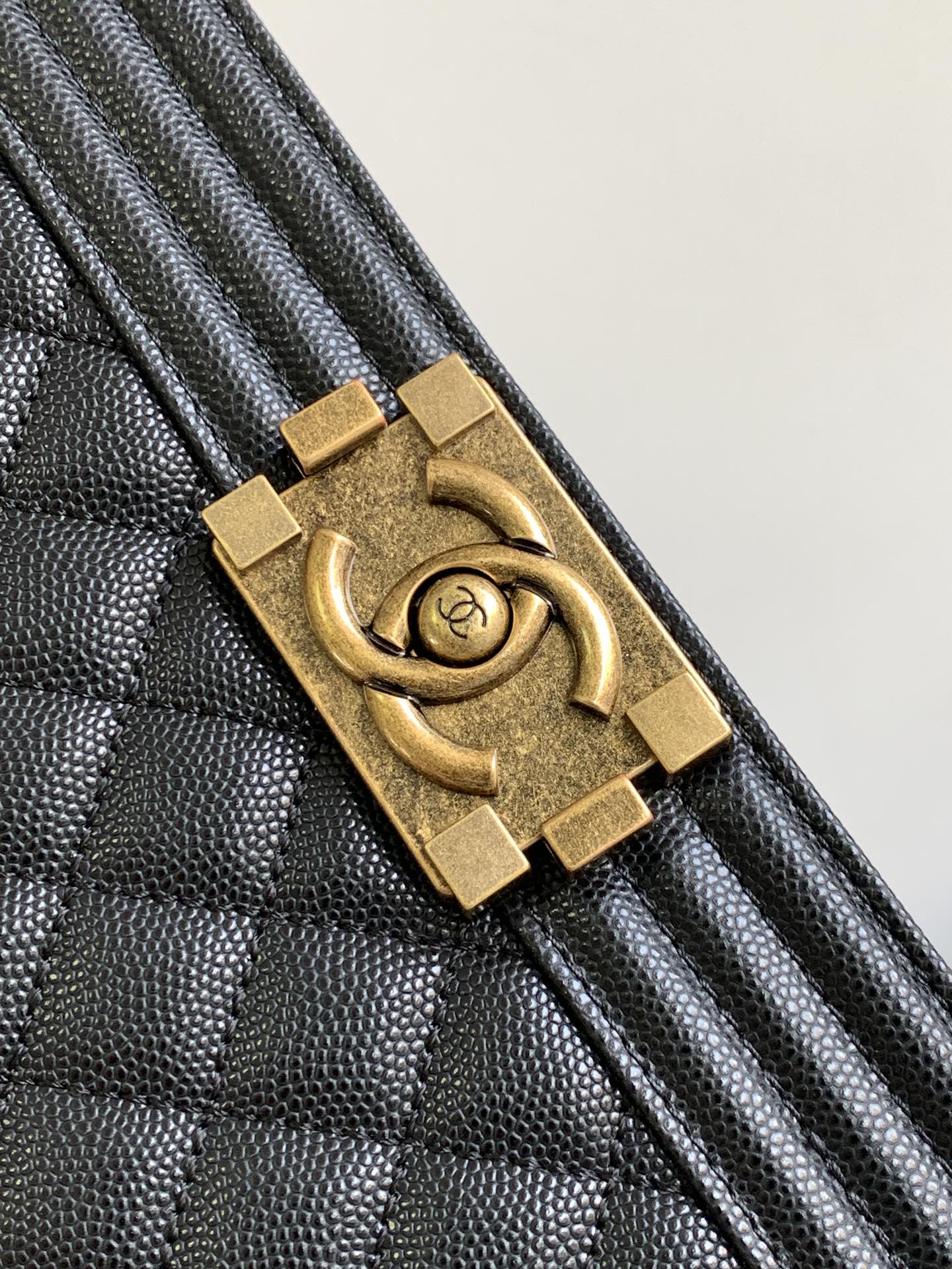 Chanel caviar antique laiton boucle or Leboy classique concentré de feu partout sur le net trop d'amour ♥ 𝙲𝚑𝚊𝚗𝚎𝟷 𝚕. 𝚊𝚗𝚔𝚢 la magie de 〰️ polyvalent et non vulgaire je voudrais sceller cela 𝙻𝚎𝚋 𝚘𝚢 for God〰️ hardware : antique brass gold leather : caviar cowhide size 25cm-high replica bags