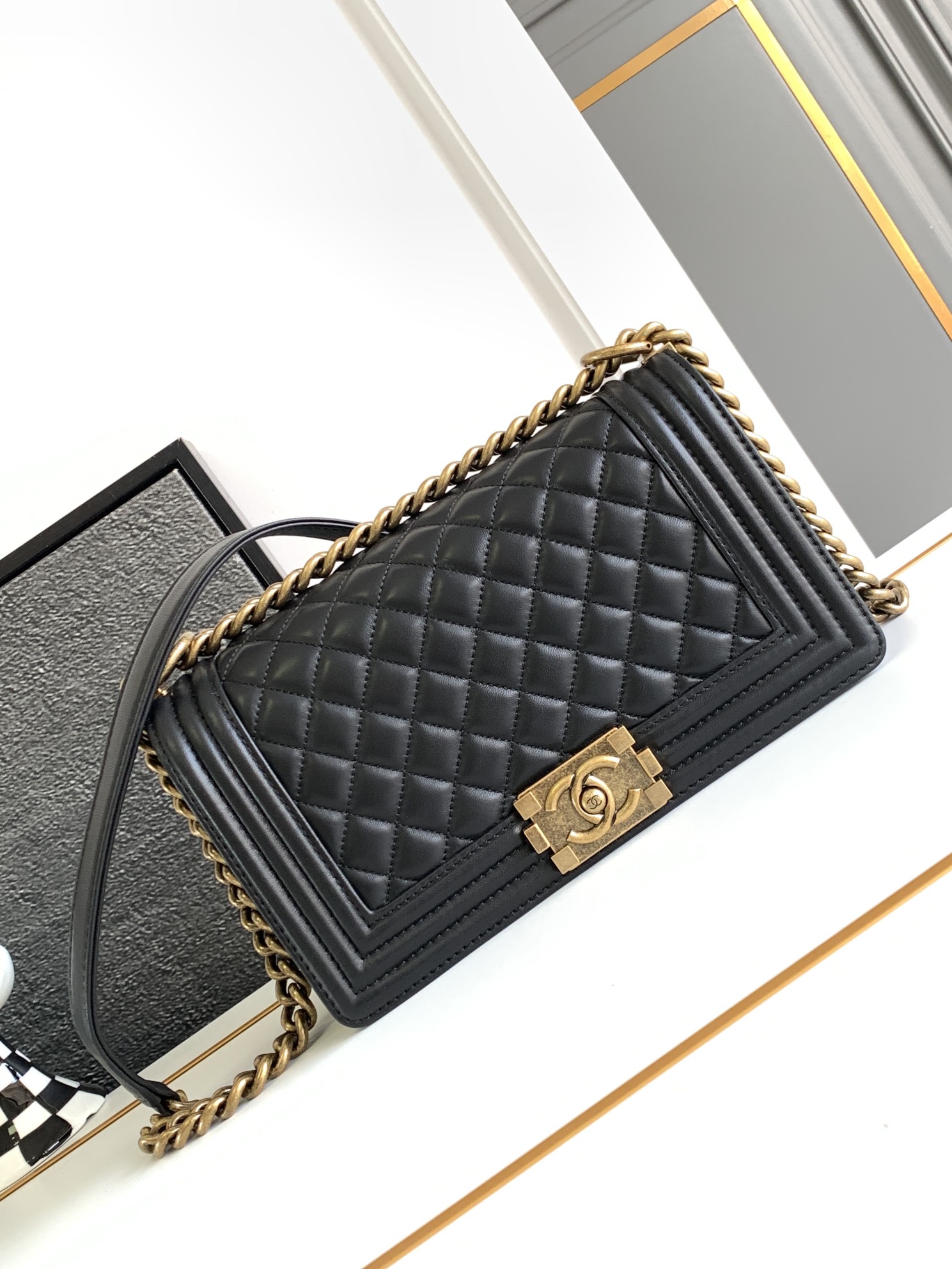 Chanel 古铜金扣Leboy经典的浓缩火爆全网太爱了♥𝙲𝚑𝚊𝚗𝚎𝟷 𝚕𝚊𝚗𝚔𝚢的魔力〰️百搭且不庸俗我愿封这个𝙻𝚎𝚋𝚘𝚢为神〰️五金：复古金
皮料：最新𝚒𝚗𝚌𝚊𝚜棉羊皮尺寸25cm-高仿包包